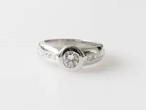 AcheterDiamanten ring? Enchérissez de 2000!
