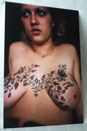 Henk Schiffmacher - Gesigneerde foto op dibond “Bloemstilleven” + gesigneerd boek – 60 x 40 cm kopen? Bied vanaf 125!