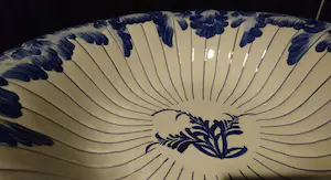 Niet of onleesbaar gesigneerd - Grote schaal met handgeschilderde motieven kopen? Bied vanaf 1!