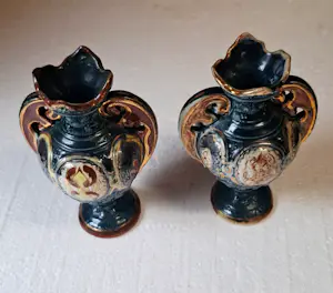 Buy Keramiek overige - 2 vaasjes merk Romano. Dit is een antieke majolica? Bid from 20!