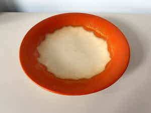 Niet of onleesbaar gesigneerd - Art Deco oranje en zandkleurige aardewerken schaal verkocht voor € 1!