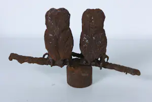 Paul Beckers - Twee sculpturen van hout, ijzer en terracotta, Vogels (ibis en uiltjes) + boek! kopen? Bied vanaf 250!