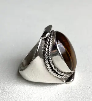Zilver - twee 925 ringen met barnsteen en tijgeroog - 18 en 19 mm kopen? Bied vanaf 85!