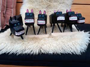 Peter Bastiaanssen - Houten honden verkocht voor € 120!