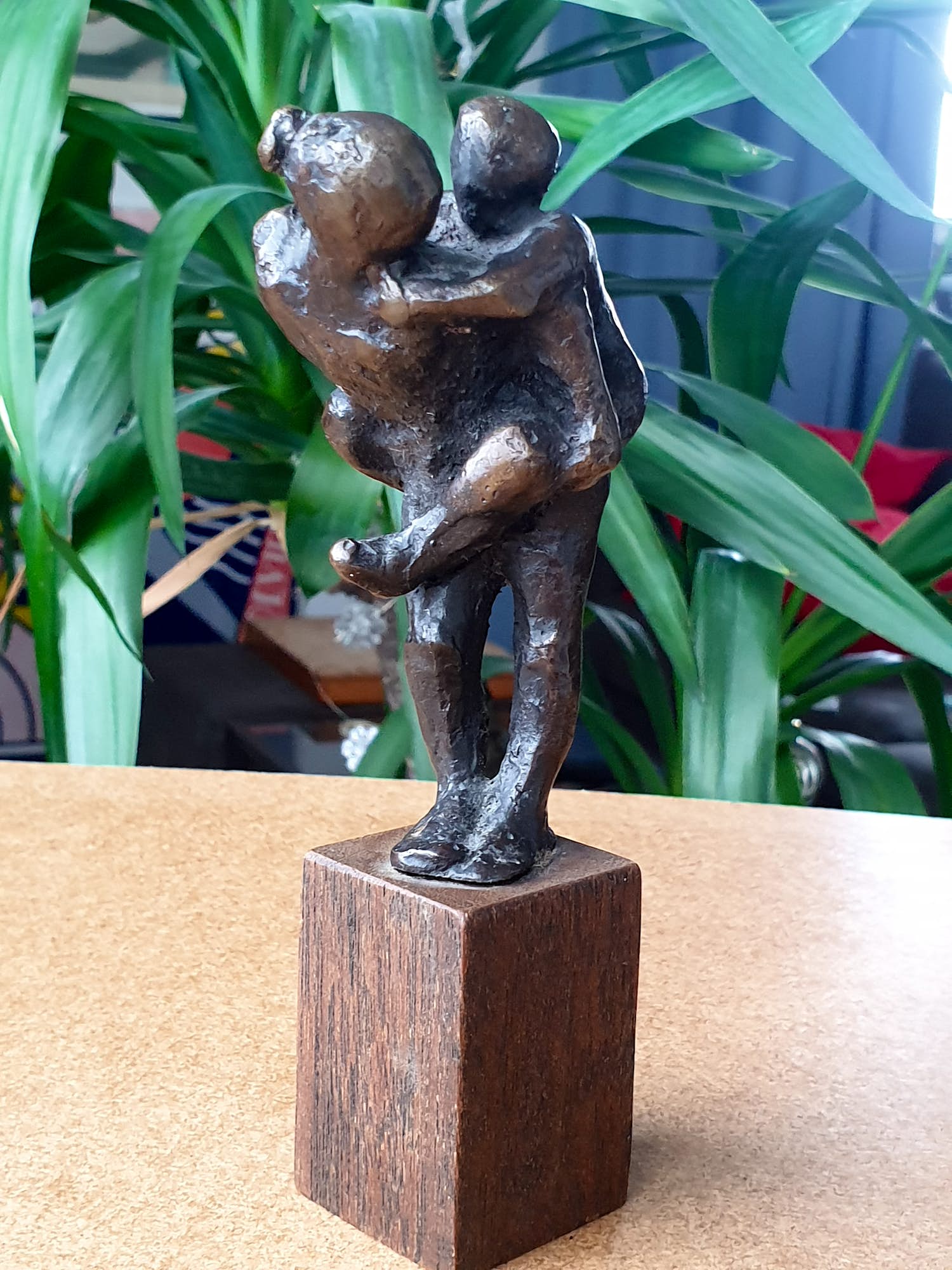 Brons (Onbekend) - Moeder met kind op rug 'Piggy back' kopen? Bied vanaf 25!