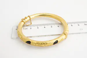 97- Surinaamse 22 krt ged. geel-gouden armband met zwarte uitgesneden harten kopen? Bied vanaf 470!