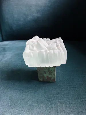 Joek van Draanen - Vaas met bloemen- gesatineerd glas en gepatineerd brons kopen? Bied vanaf 65!