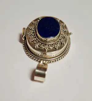 Buy Handgemaakte grote zilveren doos hanger met natuurlijke lapis lazuli steen? Bid from 90!