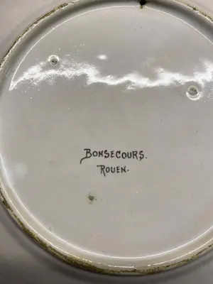 Faience de Rouen - Handgeschilderd bord met wapenschild - bonsecours kopen? Bied vanaf 39!