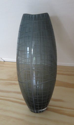 Niet of onleesbaar gesigneerd - Blauwe grijze geometrisch geslepen MCM ovale vaas kopen? Bied vanaf 1!