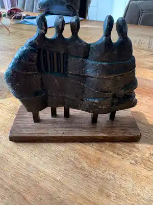Buy Judith Braun - Zeer fraai vormgegeven sculptuur van vijf mensfiguren die samen een muur vormen? Bid from 85!