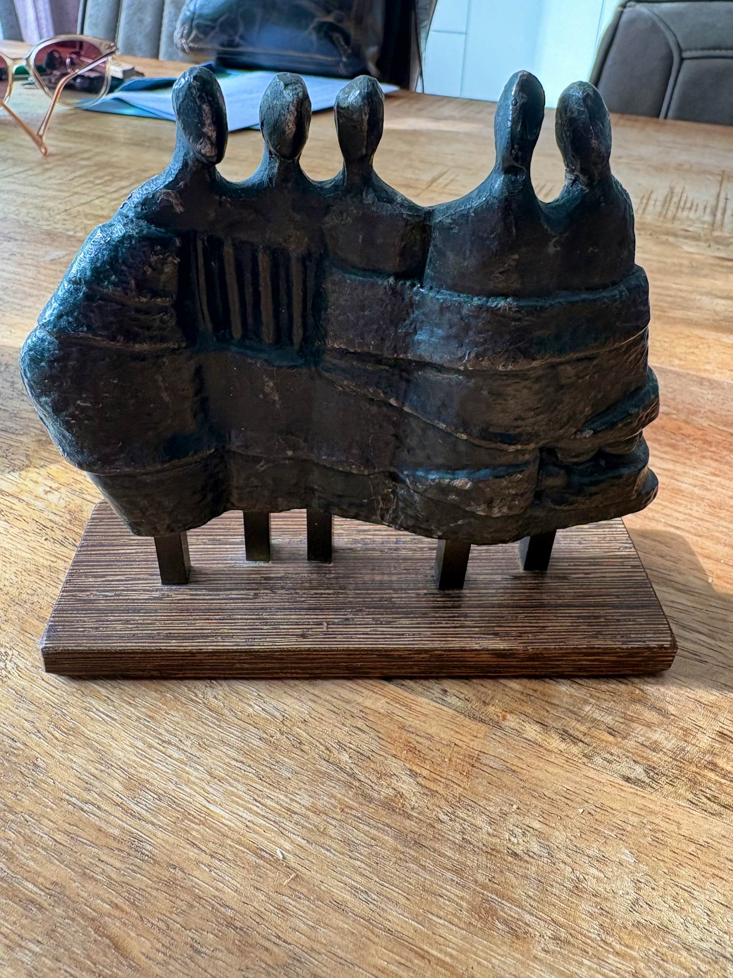 Judith Braun - Zeer fraai vormgegeven sculptuur van vijf mensfiguren die samen een muur vormen kopen? Bied vanaf 100!