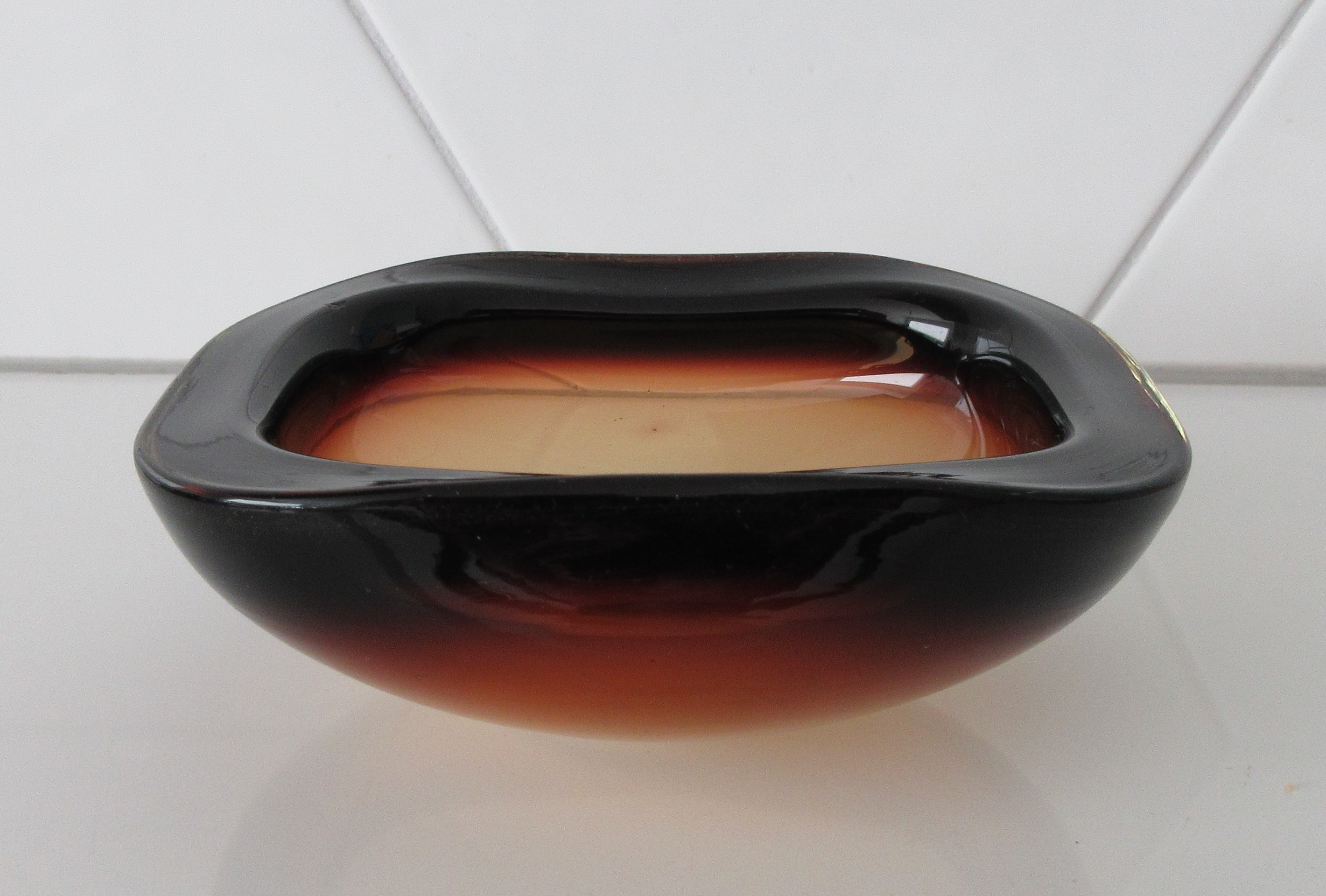 Niet of onleesbaar gesigneerd - Murano amber glazen sommerso vierkant schaaltje kopen? Bied vanaf 1!