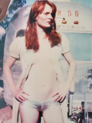 Stefanie Schneider - Daisy in front of Trailer, signiert und nummeriert kopen? Bied vanaf 300!