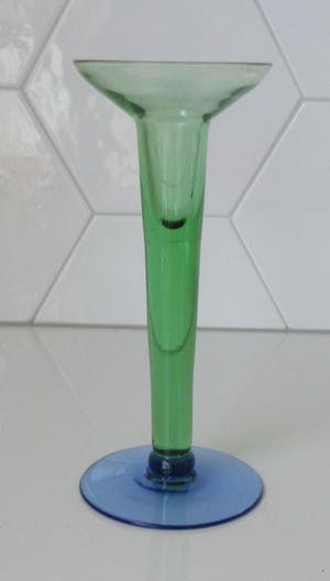 Niet of onleesbaar gesigneerd - Design glazen kandelaar groen met blauwe voet kopen? Bied vanaf 1!