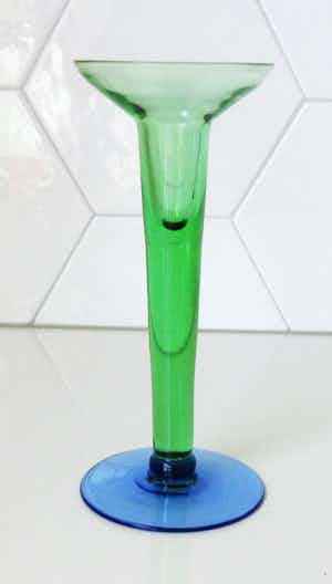 Niet of onleesbaar gesigneerd - Design glazen kandelaar groen met blauwe voet verkocht voor € 1!