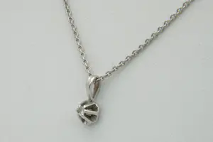 79 - Sierlijk 14 Krt wit-gouden collier met een diamanten solitair hanger(tje) kopen? Bied vanaf 170!