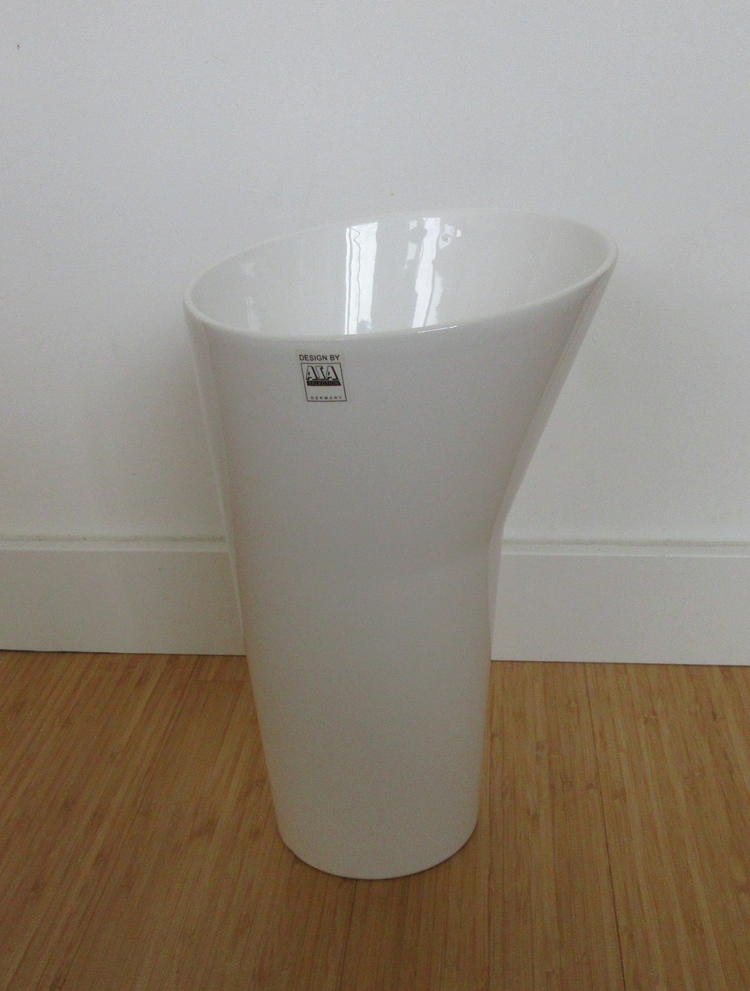 Niet of onleesbaar gesigneerd - ASA Design grote witte aardewerken schoorsteenvaas kopen? Bied vanaf 1!