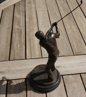 Niet of onleesbaar gesigneerd - Bronzen beeld: golfspeler in full swing!! kopen? Bied vanaf 10!