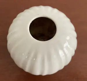 Porceleyne Fles - Delfts wit platelen bolvaasje kopen? Bied vanaf 20!