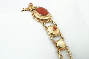 Elegante 14 karaats geel-gouden dames armband gezet met bloedkoraal kopen? Bied vanaf 240!