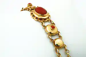 Elegante 14 karaats geel-gouden dames armband gezet met bloedkoraal verkocht voor € 240!