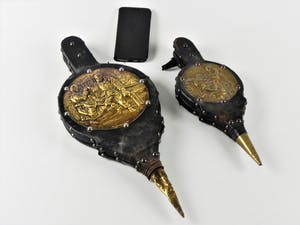 Curiosa - 2 houten met zwart leer overtrokken blaasbalgen met koperen afwerkingen kopen? Bied vanaf 1!