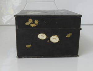 Niet of onleesbaar gesigneerd - Art nouveau Orientaals gedecoreerd zwart gelakt Blikken doosje kopen? Bied vanaf 10!