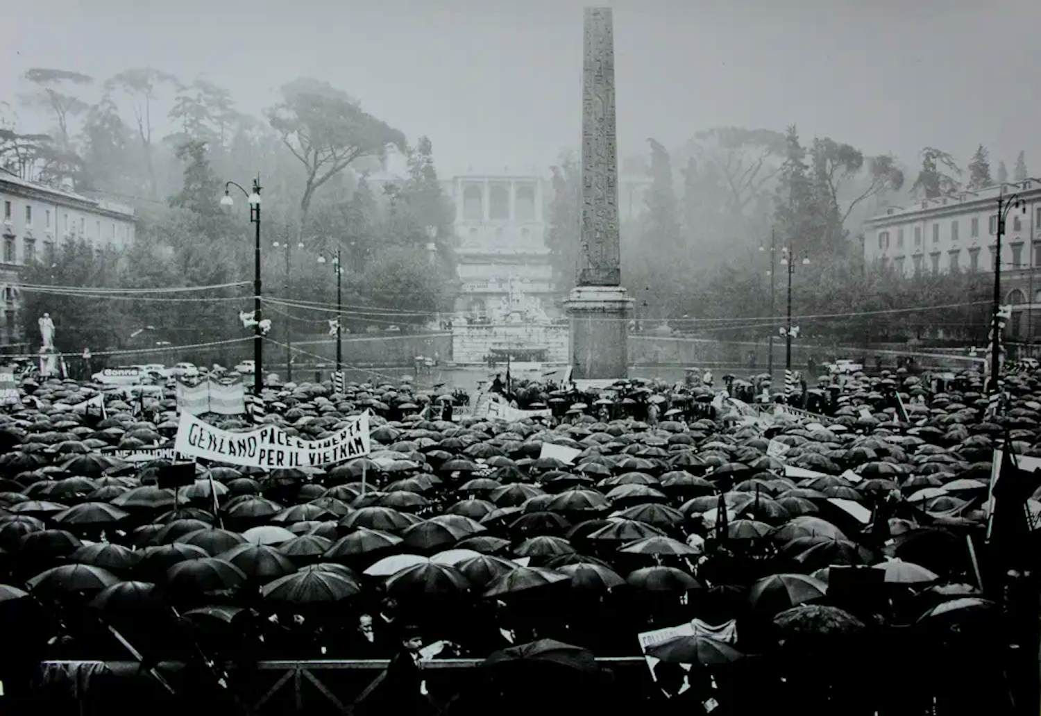 Eddy Posthuma de Boer - Gelatine silverprint : protest tegen de Vietnamoorlog - Italie kopen? Bied vanaf 99!