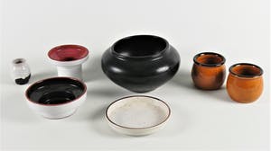 Niet of onleesbaar gesigneerd - 60-er jaren 6 keramische vaasjes + 1 schaaltje kopen? Bied vanaf 1!