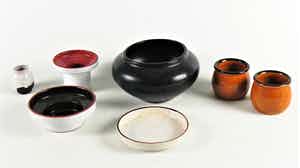 Niet of onleesbaar gesigneerd - 60-er jaren 6 keramische vaasjes + 1 schaaltje verkocht voor € 1!