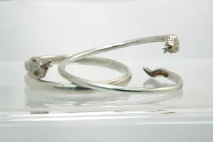 42- TWEE  1e geh. zilveren  slangen armbanden - gefaseerd glad/bewerkt model kopen? Bied vanaf 60!