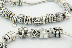 11- TWEE (2) Massief 1e ghlt zilveren PANDORA bedel armbanden - totaal 35 bedels kopen? Bied vanaf 200!