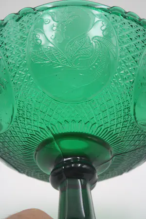 Niet of onleesbaar gesigneerd - Prachtige Emerald Green Kristalen Bokaal kopen? Bied vanaf 1!