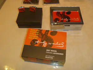 Andy Warhol - 2 manchetknopen + verchroomd kistje + 2 visitekaartjeshouders kopen? Bied vanaf 70!