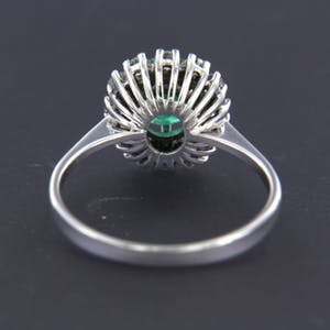 18K Goud - witgouden ring bezet met smaragd en briljant geslepen diamanten kopen? Bied vanaf 500!