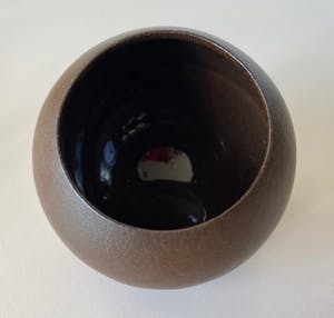 Cor Unum - Space Age bruine aardewerken kogelasbak en twee kandelaren ontwerp Theo Potmeer kopen? Bied vanaf 1!