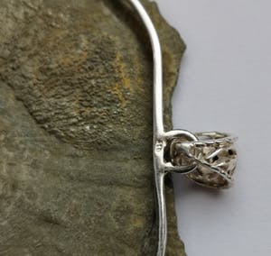 Niet of onleesbaar gesigneerd - Zilveren hanger met pyrietzon kopen? Bied vanaf 10!