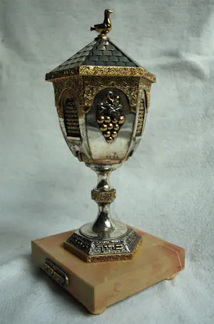 Frank Meisler - Kiddush cup in goud- en zilverkleur met "Duif"-motief, op sokkel – Hoogte 25 cm kopen? Bied vanaf 200!