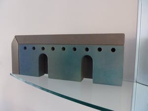 Niet of onleesbaar gesigneerd - Stenen relief “Toscaans Wijnpakhuis" kopen? Bied vanaf 1!