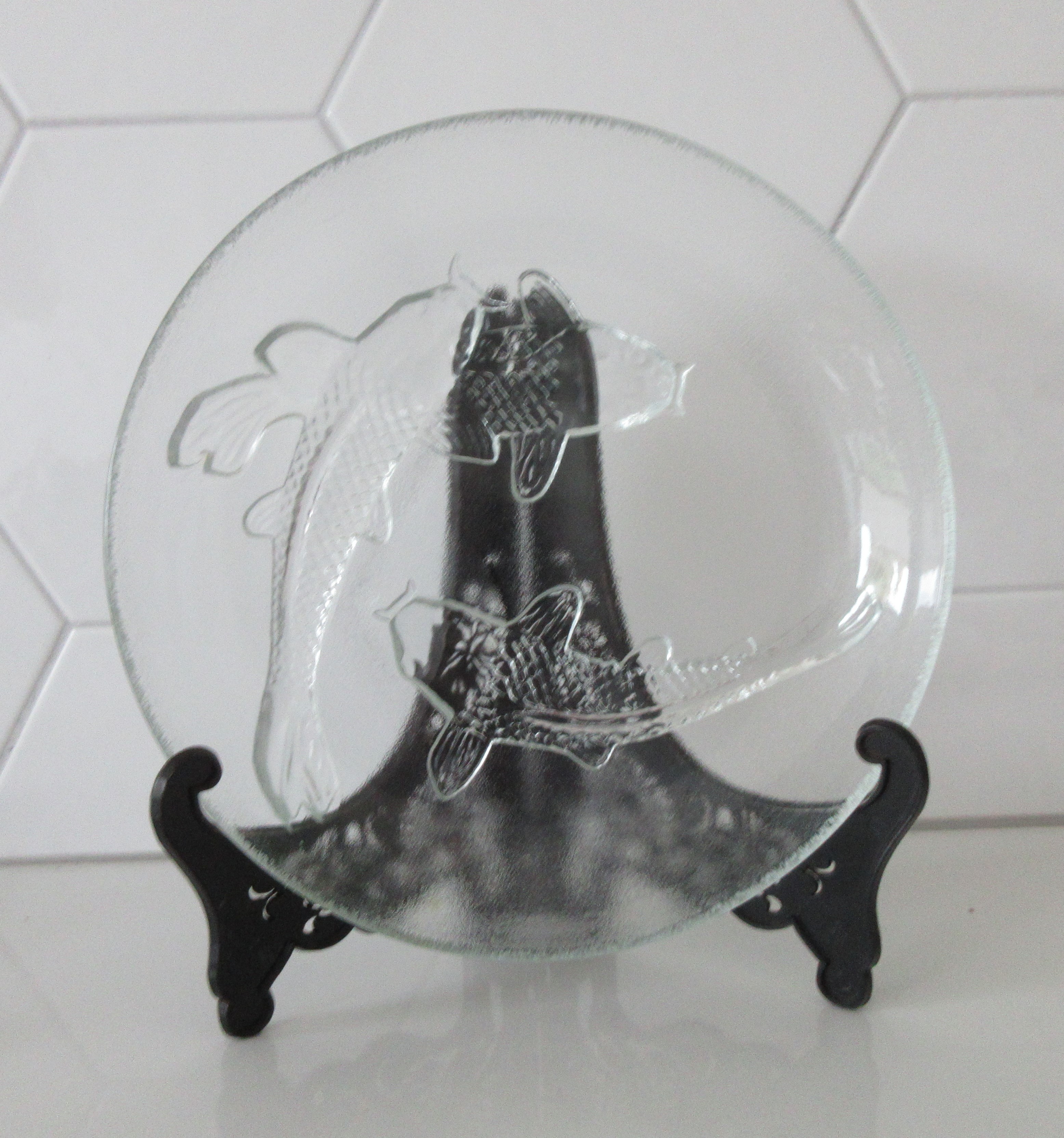 Niet of onleesbaar gesigneerd - Persglazen sierbord met drie zwemmende karpers kopen? Bied vanaf 1!