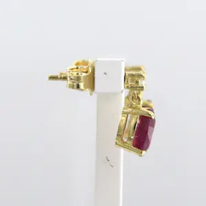 18k geelgouden oorhangers bezet met robijn en diamant tot. 0.10ct kopen? Bied vanaf 550!