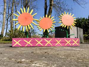 Peter Bastiaanssen - Zonnebloemen in Roze Bak - Hout verkocht voor € 1!