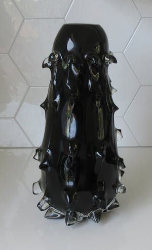 Niet of onleesbaar gesigneerd - Dubbelwandige grote zwarte moderne puntige Murano glazen vaas kopen? Bied vanaf 1!