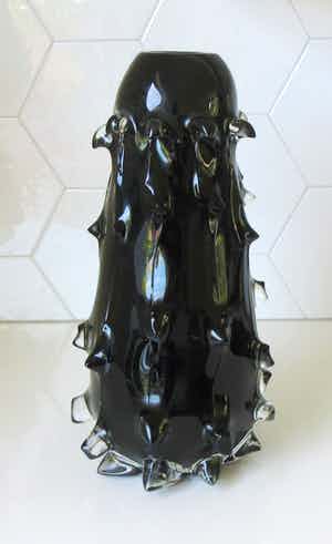 Niet of onleesbaar gesigneerd - Dubbelwandige grote zwarte moderne puntige Murano glazen vaas verkocht voor € 1!