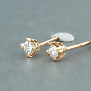 18k rosé gouden solitair oorknoppen met briljant geslepen diamant tot. 0.12ct kopen? Bied vanaf 200!