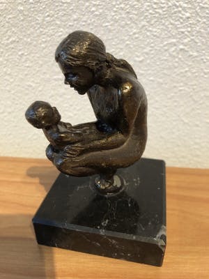 Astrid Veldhuyzen-Koppen - Moeder met kind in gehurkte houding. kopen? Bied vanaf 35!