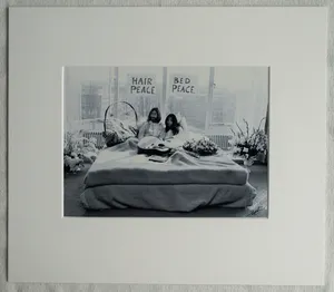 Nico Koster - Foto, John Lennon & Yoko Ono - Hilton Hotel tijdens de 'Bed-in for Peace' in '69 kopen? Bied vanaf 100!
