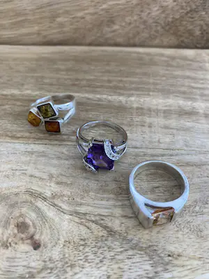 Een Lotje van drie zilveren ringen met kleursteen, zirkonia en barnsteen kopen? Bied vanaf 35!