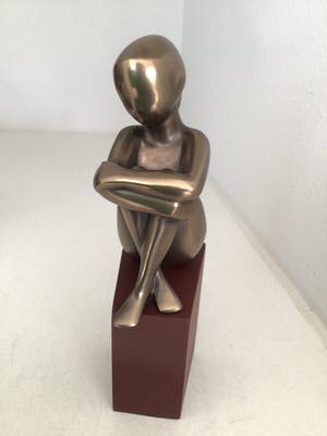 Janneke Ros - Beeld “ IN GEDACHTEN “. Gesigneerd kopen? Bied vanaf 65!